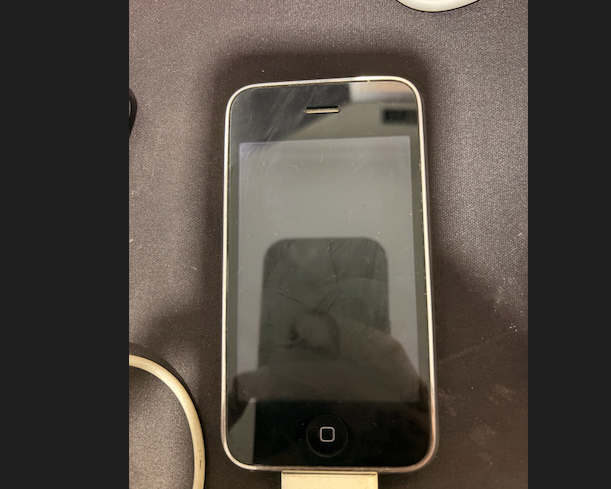 iPhone 3GS in DFU mode, screen completely black, connected via USB